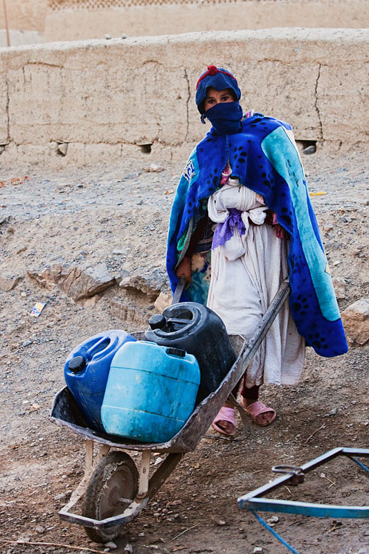  Berberwoman in blue, on the Imilchil market   Morocco